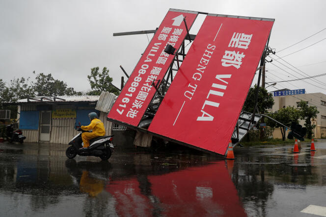 Un cartel cayó después de que el tifón Koinu azotara el extremo sur de Taiwán, en Kenting, el 5 de octubre de 2023.