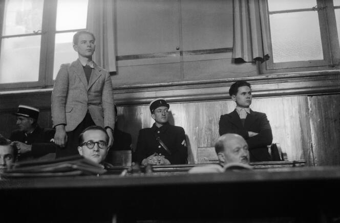 Raymond Mis (de pie a la izquierda) y Gabriel Thiennot (de pie a la derecha), durante un juicio ante el tribunal de Poitiers, el 2 de diciembre de 1948.