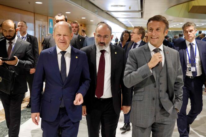 Le premier ministre arménien, Nikol Pachinian, entre le chancelier allemand, Olaf Scholz, et le président français, Emmanuel Macron, au Palais des congrès de Grenade (Espagne), le 5 octobre 2023.