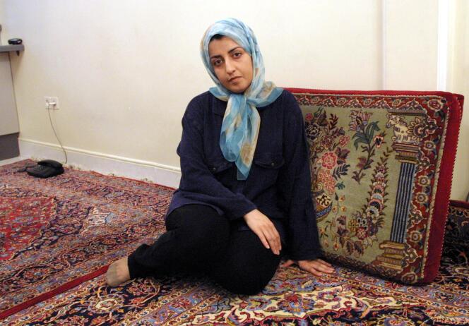 La activista de derechos humanos Narges Mohammadi en su casa de Teherán, el 4 de septiembre de 2001.