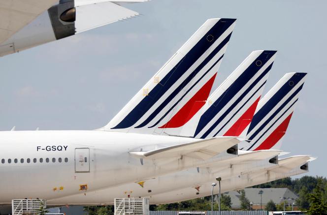Air France Boeing 777 planes sit on the tarmac at Paris Charles de Gaulle airport in Roissy-en-France in France May 25, 2020. 