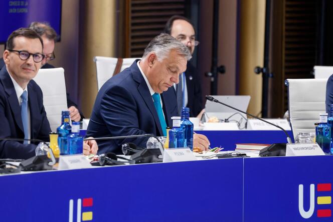Premier Polski Mateusz Morawiecki (po lewej) i premier Węgier Viktor Orban na szczycie Rady Europejskiej w Granadzie, 6 października 2023 r. 