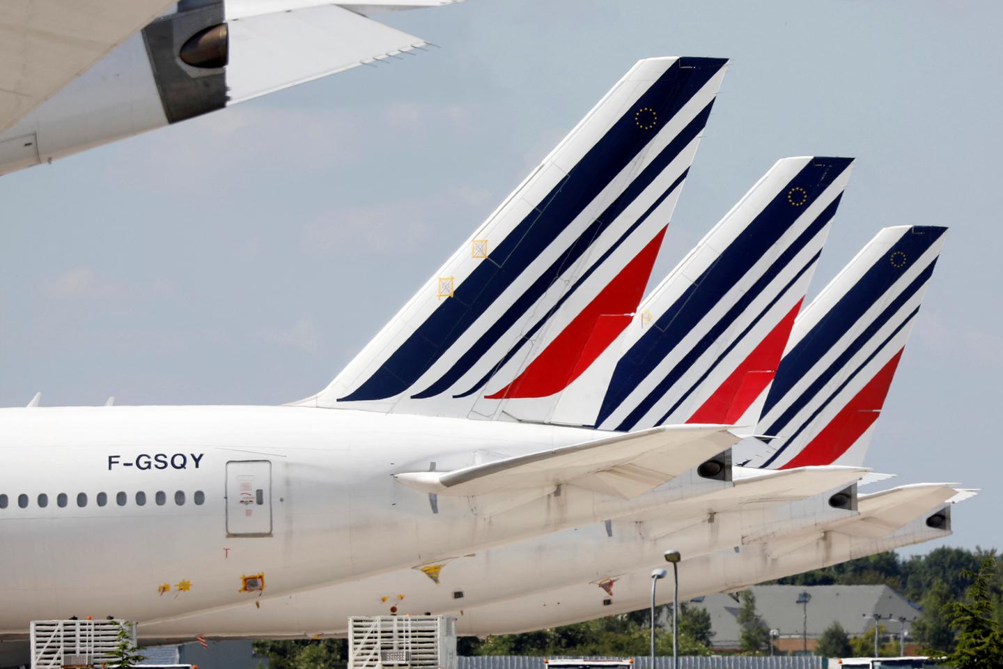 At least 14 French airports receive bomb threats