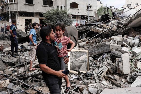Un bâtiment détruit par une attaque aérienne israélienne dans la ville de Gaza, le 7 octobre 2023.