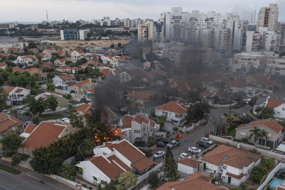 De la fumée s’élève après qu’une roquette tirée depuis la bande de Gaza a touché une maison à Ashkelon, dans le sud d’Israël, le 7 octobre 2023.
