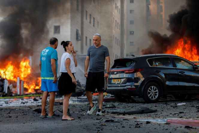 Près d’un incendie après le lancement de roquettes depuis la bande de Gaza, à Ashkelon, en Israël, le 7 octobre 2023.