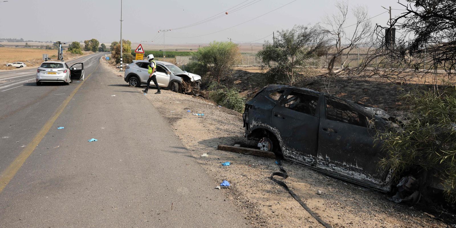 Un membre des services médicaux d’urgence au milieu de voitures ciblées la veille par des militants palestiniens de la bande de Gaza, sur une route près de la ville méridionale de Sderot, le 8 octobre 2023.