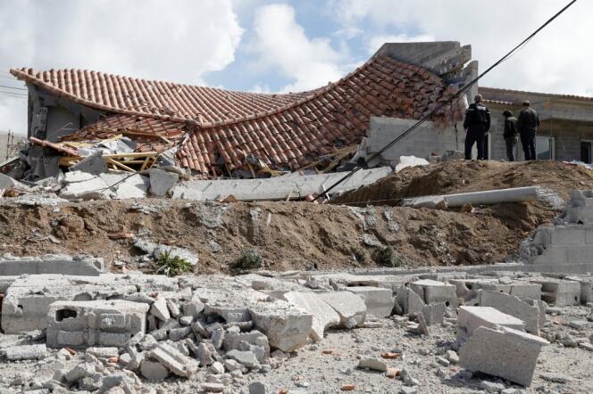 Daños tras una explosión contra una casa en Villanova, Córcega, en marzo de 2023.
