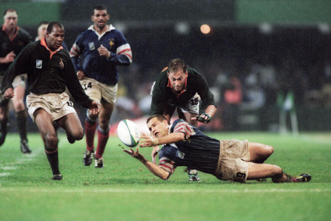 Fabien Galthié (en el suelo) durante un partido del Mundial entre Francia y Sudáfrica, en Durban, el 17 de junio de 1995.