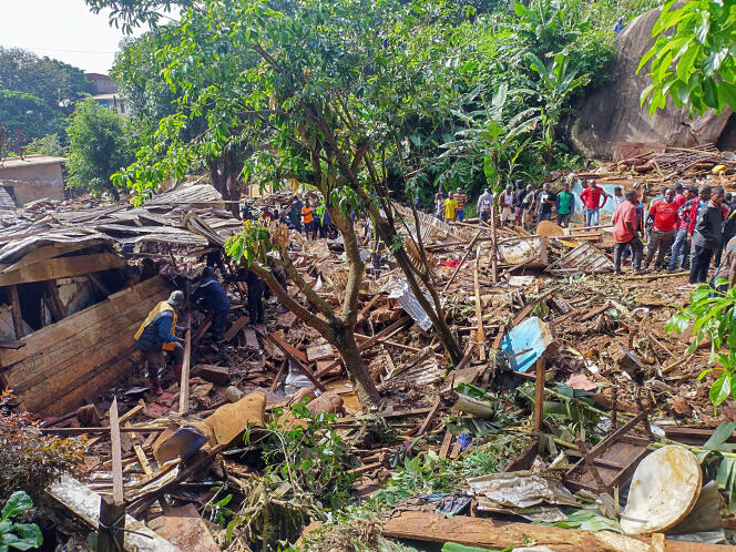 Los equipos de rescate buscan cadáveres o supervivientes entre los escombros, en Yaundé, el 9 de octubre de 2023.