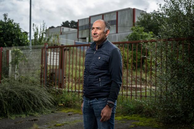 Olivier Le Bras, ancien délégué syndical et figure de la lutte au temps de la fermeture de l’abattoir Gad, devant la friche industrielle à Lampaul-Guimiliau (Finistère), le 20 septembre 2023.