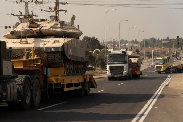 Israeli tanks are being brought in on trucks in preparation for a Kazan ground offensive on Sunday October 8, 2003 on a highway in the south of Israel, by the Gazan border.
MAYA LEVIN POUR « LE MONDE »