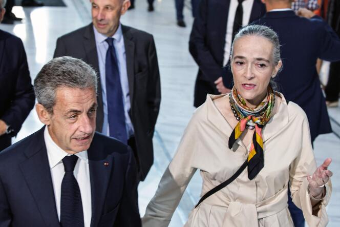Nicolas Sarkozy y Delphine Ernotte durante el homenaje a Jean-Pierre Elkabbach en la sede de France Télévisions, en París, el 9 de octubre de 2023.