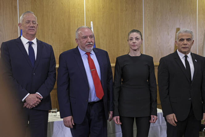 De gauche à droite, les principaux leaders de l’opposition israélienne : Benny Gantz, Avigdor Lieberman, Merav Michaeli (Parti travailliste) et Yaïr Lapid, le 13 février 2023 à Jérusalem.
