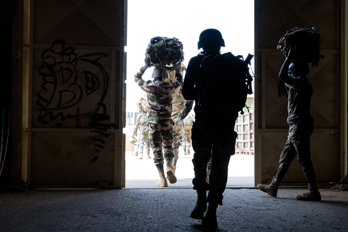 Au Niger, le retrait des troupes françaises commence mardi, selon le régime militaire à Niamey