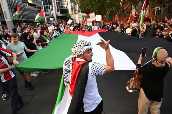 Devant l’opéra de Sydney, en Australie, le 9 octobre 2023.