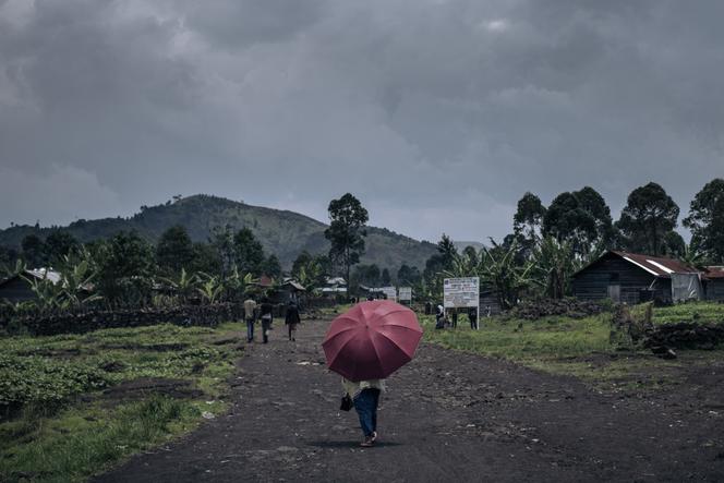 Une femme marche près du camp de déplacés de Rusayo, à la périphérie de Goma, en République démocratique du Congo, le 2 octobre 2023.