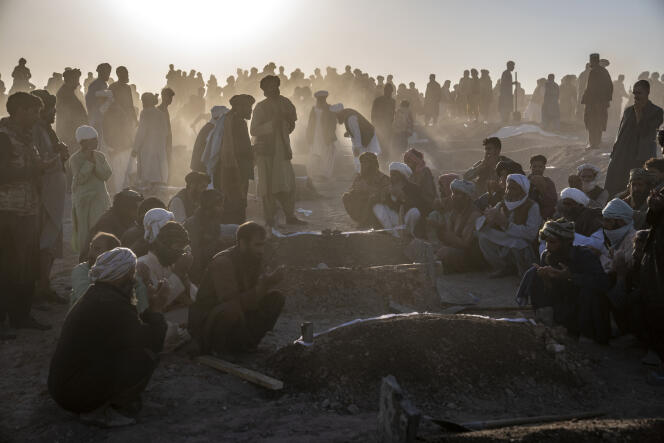 Cientos de cuerpos fueron enterrados tras el terremoto ocurrido el 9 de octubre en una aldea del distrito de Zendeh Jan.