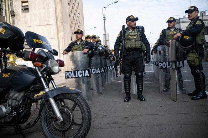 La police péruvienne monte la garde devant le bâtiment du procureur, à Lima, le 27 septembre 2023.