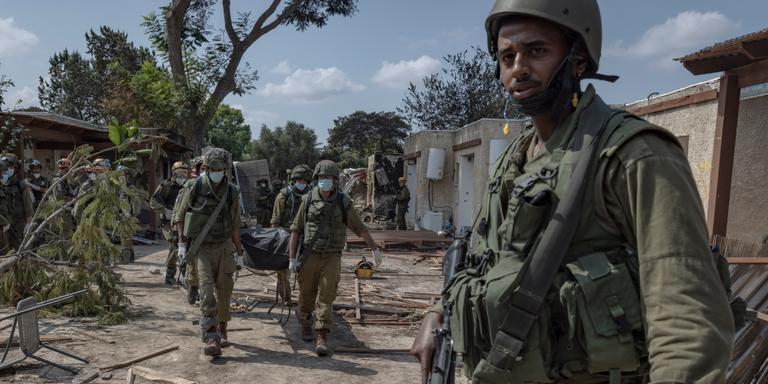 ANDREW MCCONNELL FOR LE MONDE Israeli soldiers recover bodies from homes in the village of Kfar Azza, near the Gaza border, after Hamas militants attacked the area on Saturday. Pictured on 10th of October, 2023.