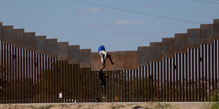 DAVID PEINADO FOR LE MONDE Juarez, Chihuahua, Mexico - Después del anuncio de que el gobierno de Venezuela iniciaría vuelos de repatriación a su país, algunos migrantes prefieren saltar el muro que divide México de Estados Unidos para evitar ser atrapados por la Patrulla Fronteriza.