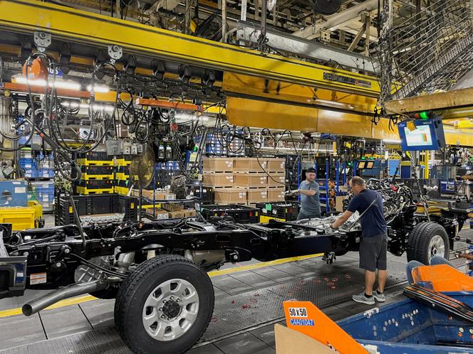 Des employés travaillent sur le châssis d’un pick-up de la marque Ford, au sein de l’usine de Louisville, dans le Kentucky, le 27 avril 2023.