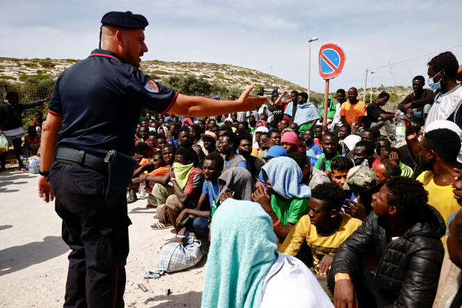 Policía italiana tras la llegada de inmigrantes a la isla siciliana de Lampedusa, Italia, 16 de septiembre de 2023.  