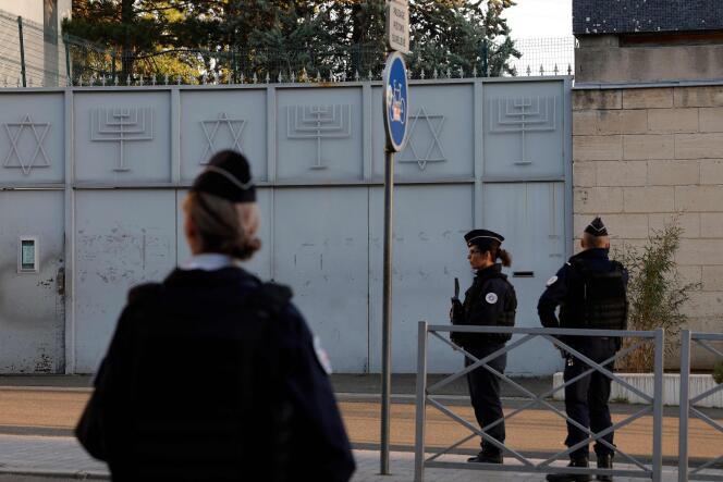 Des policiers montent la garde devant une synagogue, à Sarcelles (Val-d’Oise), le 11 octobre 2023.