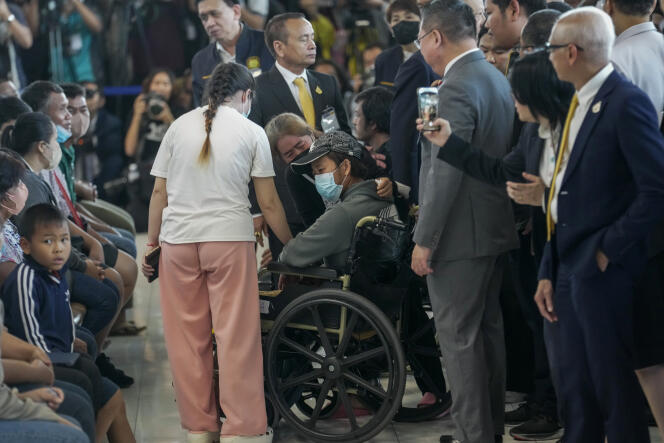 Un travailleur thaïlandais, qui a pu quitter Israël,  arrive à l’aéroport de Bangkok, le 12 octobre 2023. 