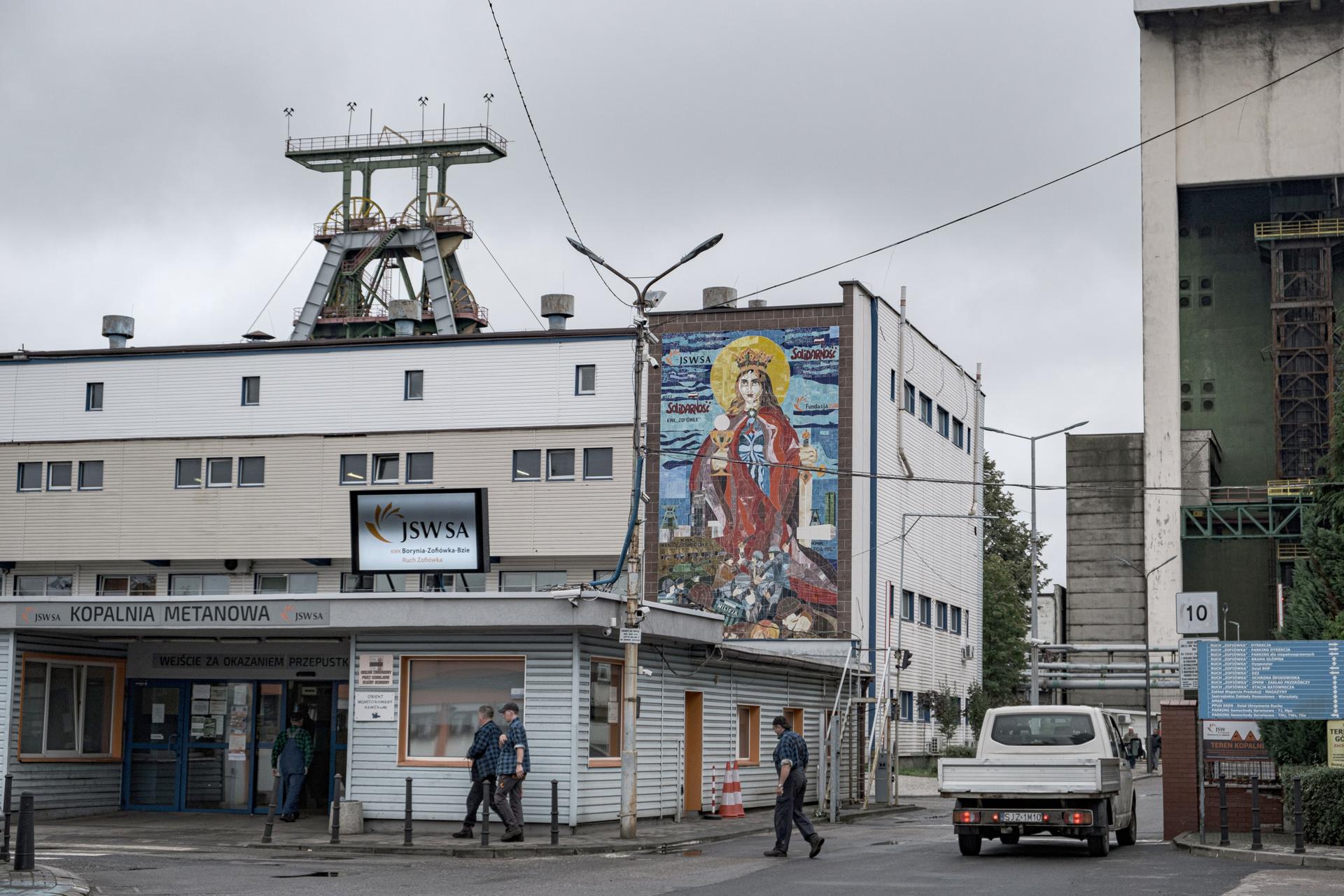 Wjazd do hutniczej kopalni węgla kamiennego w Jastrzębiu-Zdroju (Polska), 7 sierpnia 2023 r. W 2022 r. koszt lampy zapłonowej kosztował tam dziesięciu górników.