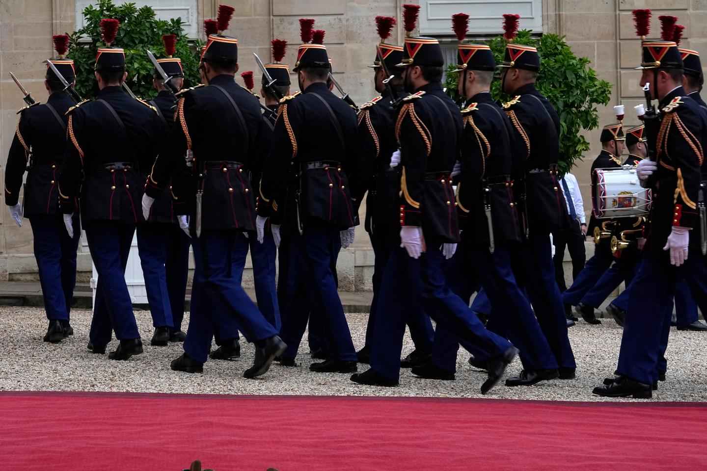 Elysée Palace brings back public changing of guard