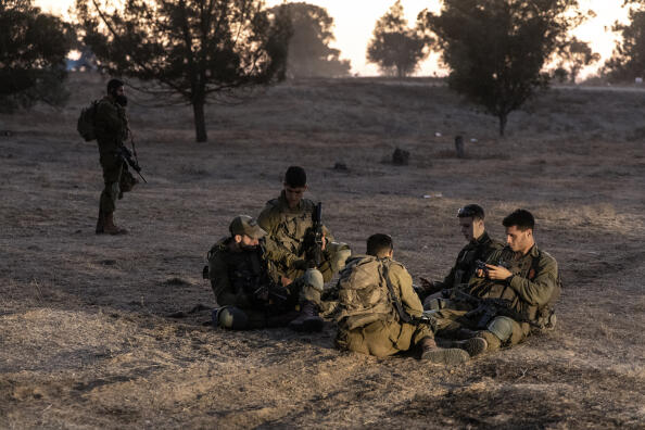 Des soldats israéliens regroupés à l’est de la bande de Gaza, près de Reïm (Israël), le 12 octobre 2023.