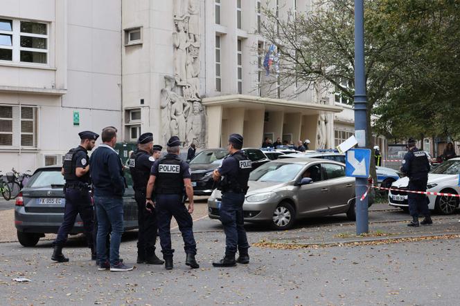 Police officers in front of the Lycée Gambetta-Carnot in Arras (Pas-de-Calais), October 13, 2023.