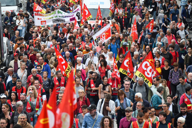Los sindicatos habían convocado una marcha por “la igualdad de género, un aumento de los salarios, el salario mínimo, las pensiones, las prestaciones sociales mínimas y las becas de estudio”.
