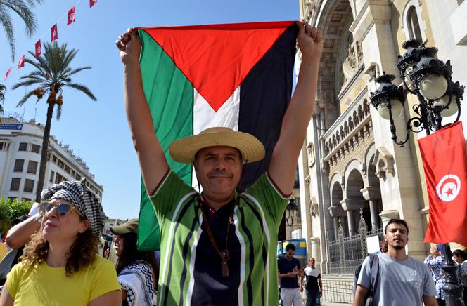 Thousands of Tunisians take part in a demonstration in solidarity with Palestinians in Gaza, on Avenue Habib Bourguiba in Tunis on October 12, 2023.