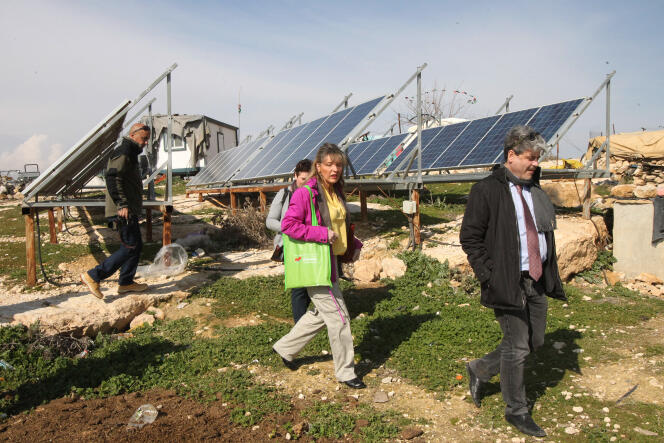 L’Irlandaise Martina Anderson (au centre), membre du Parlement européen, lors d’une visite du village palestinien de Susya, au sud-est d’Hébron, dans la zone occupée par Israël, le 10 février 2016.