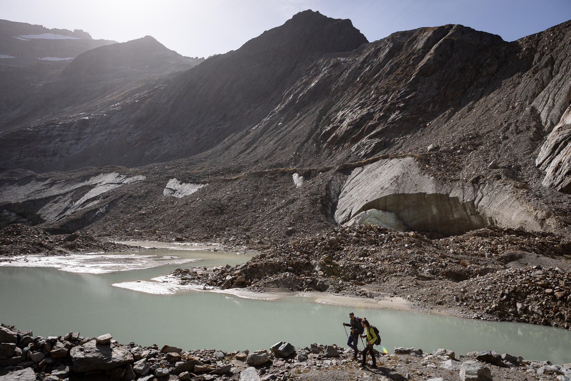 Jean-Baptiste Bosson et Kenzo Héas, scientifiques du projet Ice & Life, sur la berge du lac créé par le retrait du glacier de Tré-la-Tête (Haute-Savoie), à 2 000 mètres d’altitude, le 9 octobre 2023. 