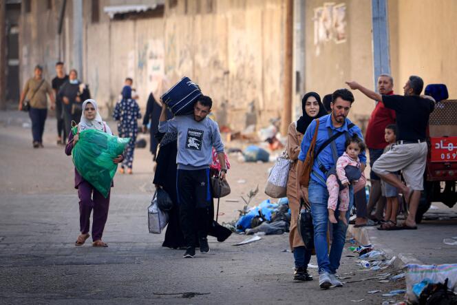 I palestinesi cercano rifugio in aree più sicure della città di Gaza dopo gli attacchi aerei israeliani, 13 ottobre 2023.
