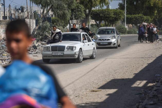 En el camino, los palestinos huyen de Gaza después de los ataques aéreos israelíes, 13 de octubre de 2023.
