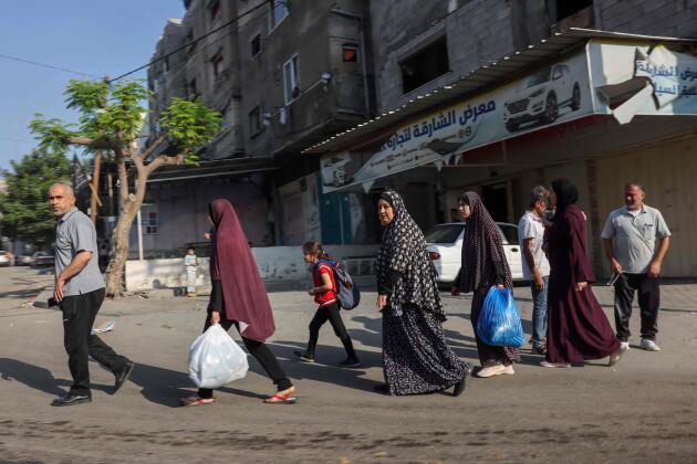 Gaza el 13 de octubre de 2023: hombres, mujeres y niños caminan hacia el sur de la ciudad.