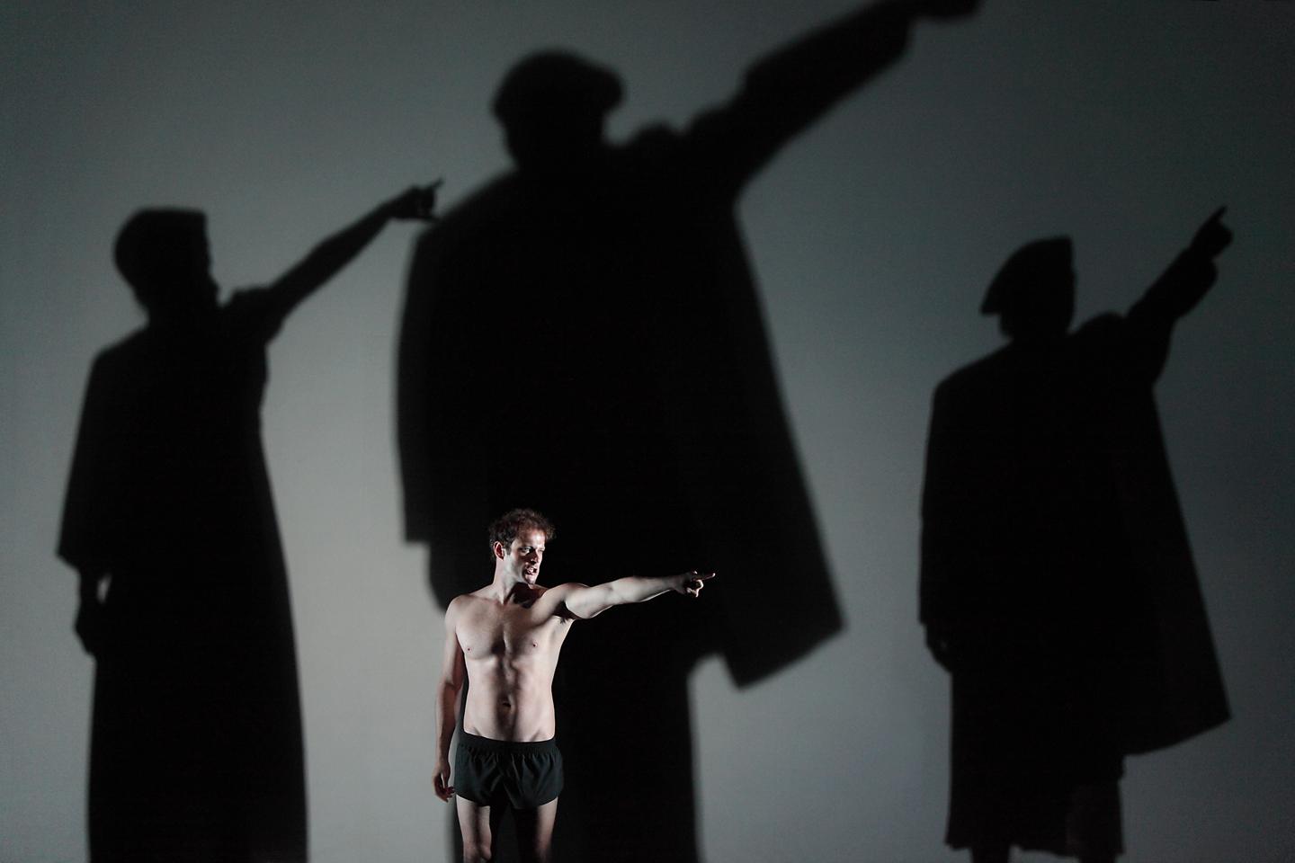 « Phèdre », un spectacle qui regarde les hommes tomber, sur la scène de