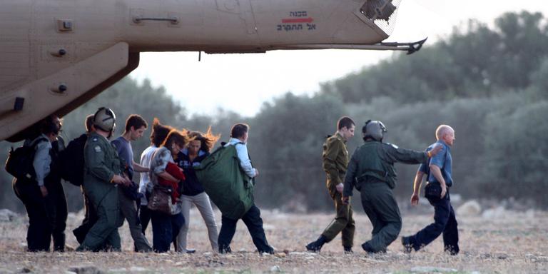 Soldier Gilad Shalit and his father as they disembark from a Tsahal helicopter in Mitzpe Hila (Israel), October 18, 2011.