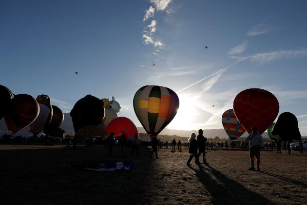 Des montgolfières commencent leur ascension durant un festival lors de l’éclipse solaire du 14 octobre 2023 à Albuquerque, aux Etats-Unis.