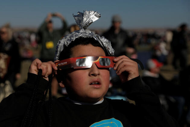 Ezra Martinez (10 ans) regarde l’éclipse solaire d’Albuquerque, au Nouveau-Mexique (Etats-Unis), le 14 octobre 2023. 