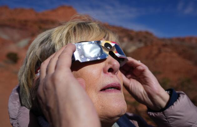 Une femme observe l’éclipse solaire du 14 octobre 2023 dans le parc national de Capitol Reef, dans l’Utah (Etats-Unis)