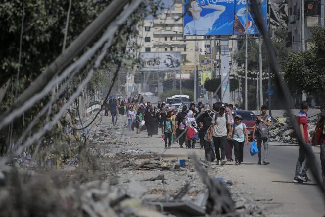 Los residentes evacuan la ciudad de Gaza tras una advertencia israelí sobre la intensificación de las operaciones militares en la Franja de Gaza, el 13 de octubre de 2023.