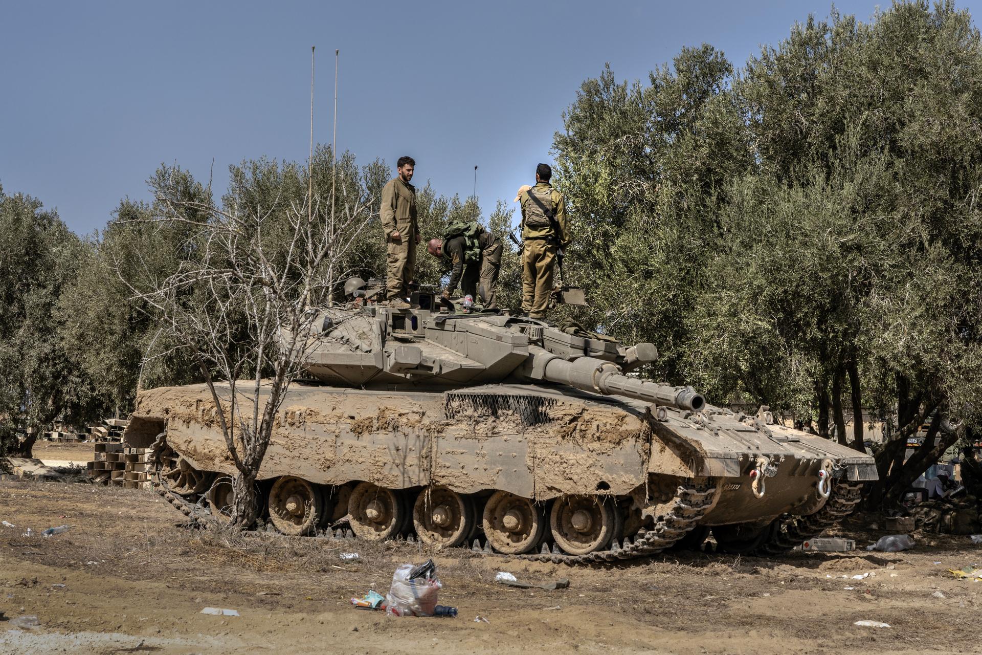 An Israeli tank at the entrance to the Be'eri kibbutz, October 13, 2023.