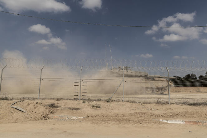 Un tanque israelí frente a la valla de seguridad del Kibbutz Be'eri (Israel), 13 de octubre de 2023.