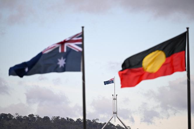 Le drapeau australien et le drapeau autochtone, face au parlement australien, à Canberra, le 14 octobre 2023.