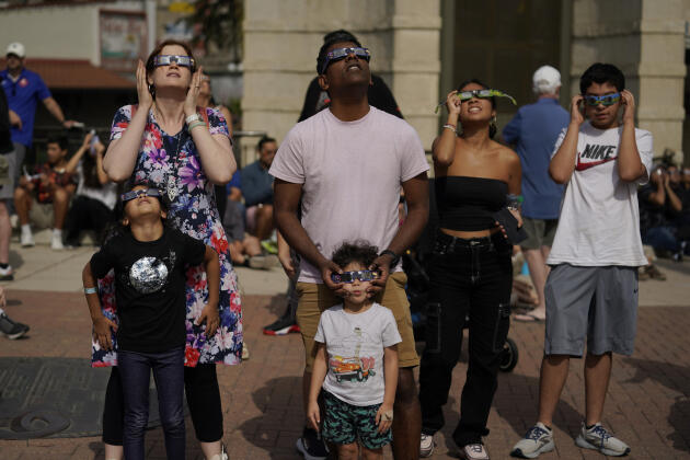 Une famille observe l’éclipse solaire du 14 octobre 2023 à San Antonio, au Texas (Etats-Unis)